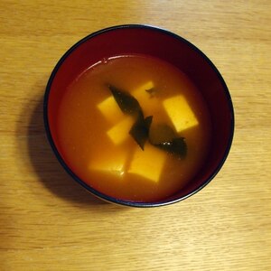 豆腐とワカメのピリ辛★味噌スープ